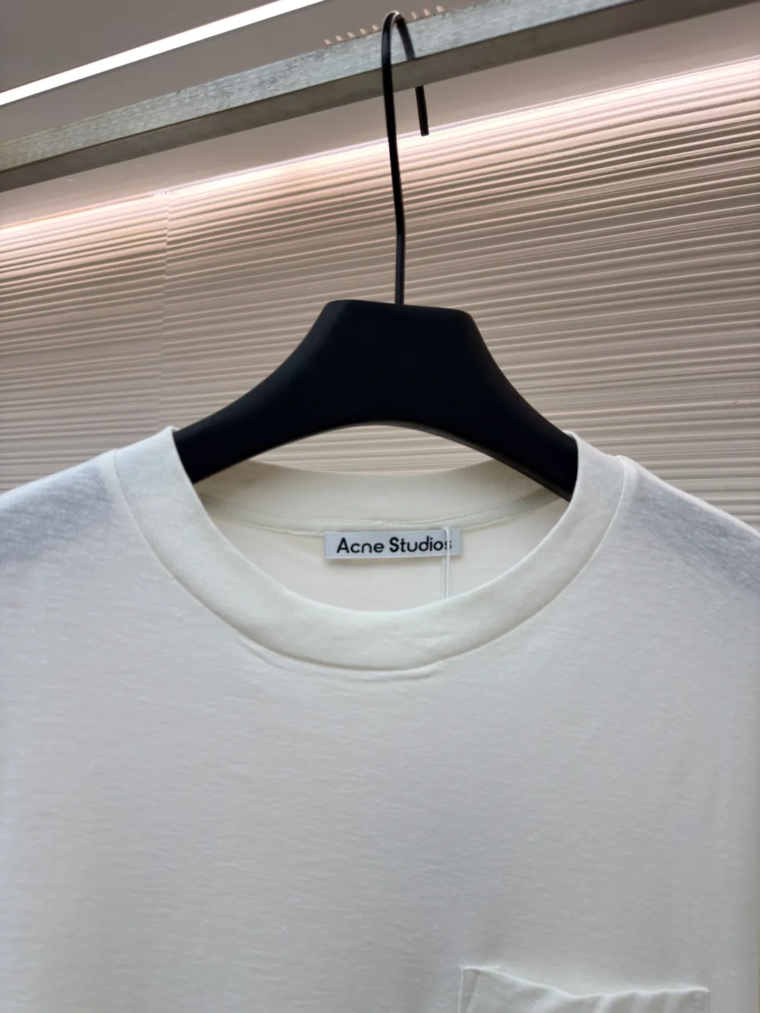 Acne Studios linen printed long sleeves ●Original version: Purchased and developed for 3199 ●Item number: 1681393-A05 ●Fabric: linen fabric ●Technology: Printing production ●Color: white ●Version: Fitted version ●Weight: about 215 grams ●Size: S-M-L ●Description: The fabric is blended with 85% combed cotton and 15% linen. Combed cotton provides the skin-friendly feel, durability and smooth texture of clothing when worn next to the skin; while the injection of 15% linen is the soul of the design - it breaks the mediocrity of pure cotton and brings the iconic natural irregular knotted texture, unique dryness and breathability, as well as a micro-wrinkle texture and retro charm that become more natural over time. This ratio not only ensures comfort, but also gives the fabric a three-dimensional, relaxed and vital high-level texture. The pattern decoration on the chest adopts traditional and elegant screen printing technology. This is not a simple flat transfer, but by making a fine screen and manually scraping the ink layer by layer onto the surface of the fabric. The overall wiring is straight and delicate, the fabric is comfortable and soft, and the color is consistent without color difference. It can be matched with the same style to create a fashionable look and control various occasions. Customized accessories, complete with three standards, same style for men and women!